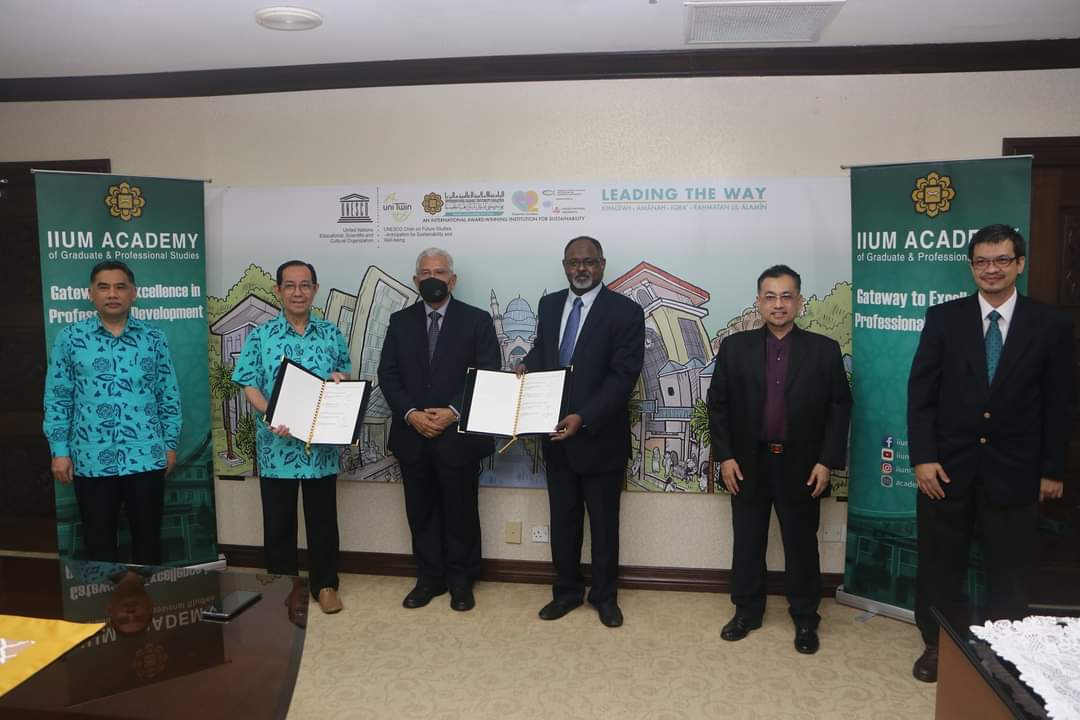 صورة حفل التوقيع